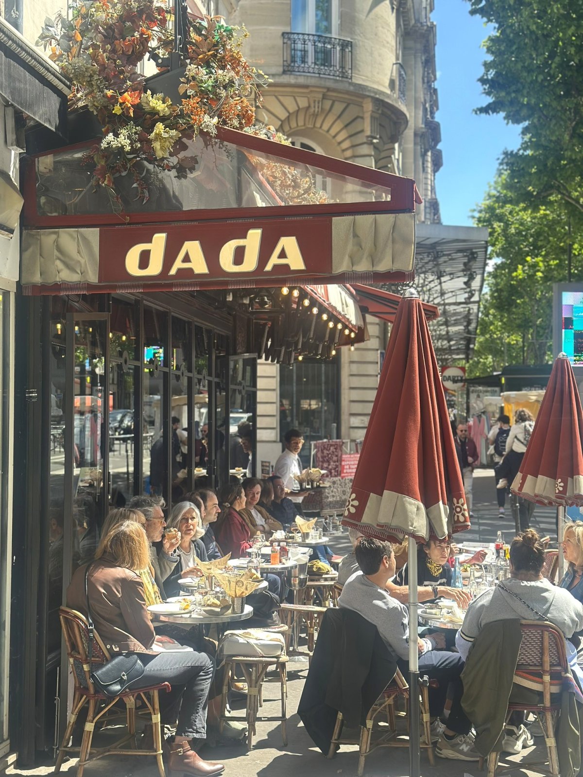 La terrasse du Dada sur l'avenue des Ternes