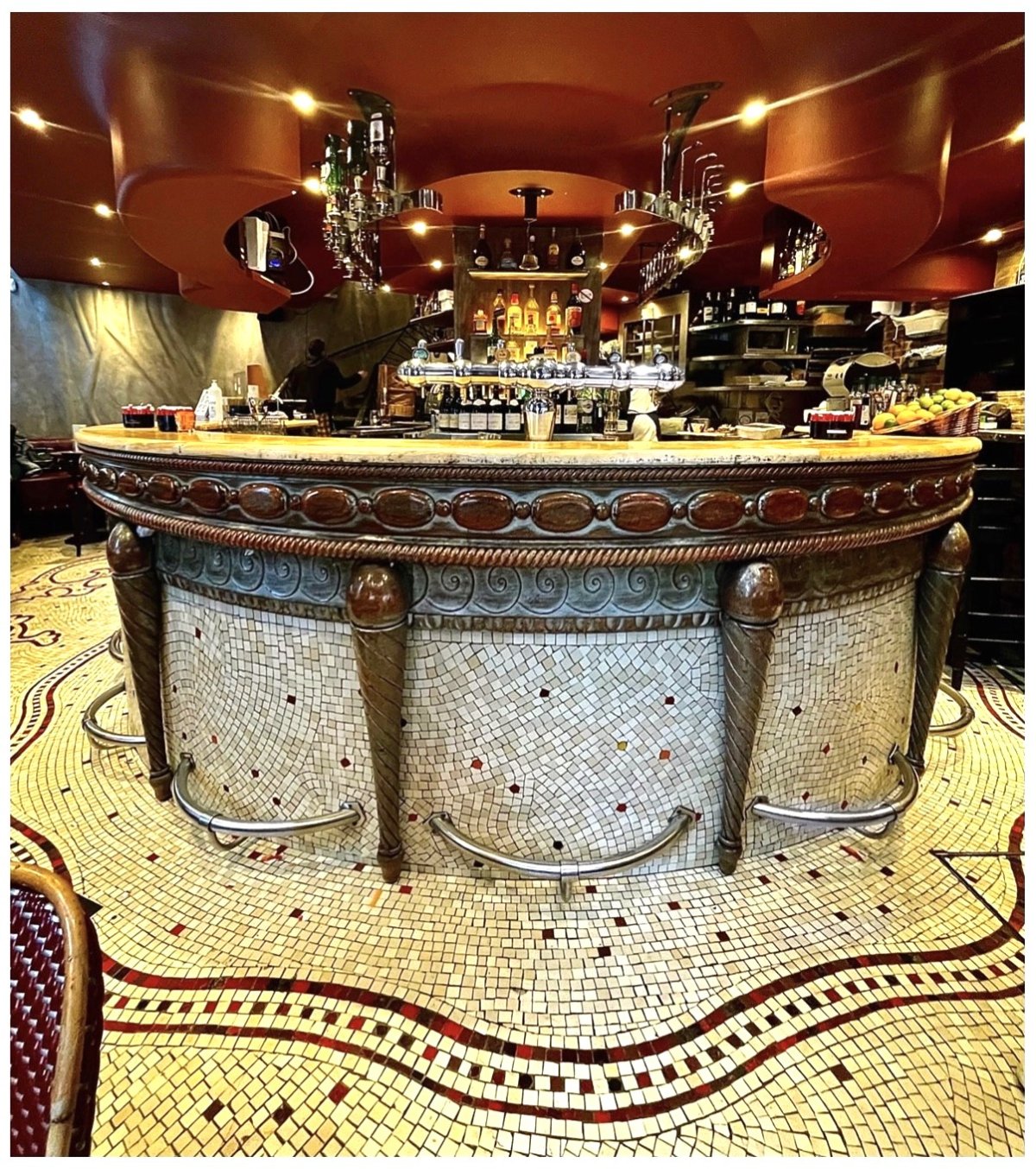 La salle et le bar du Dada